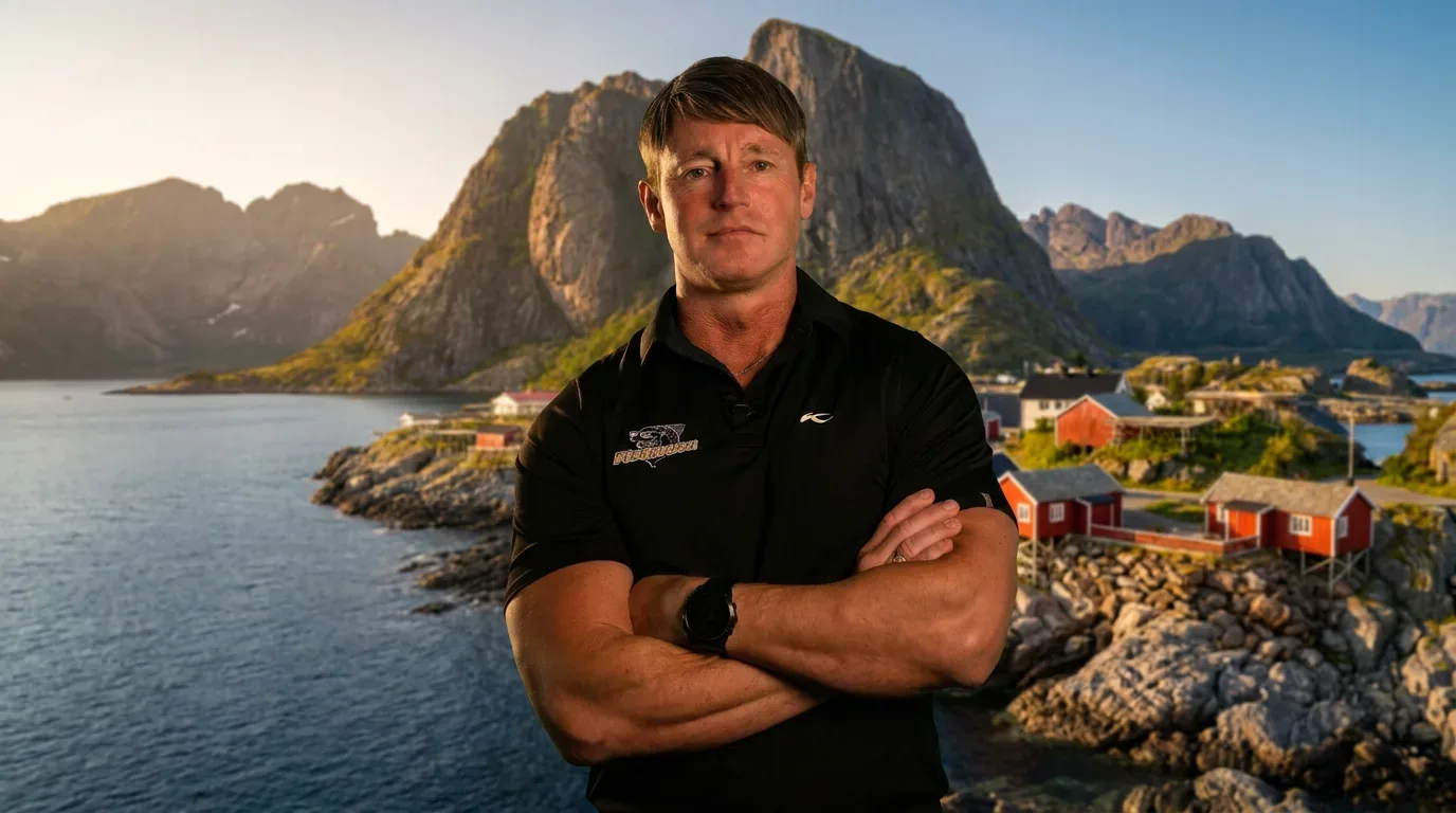 Pål Sømme, gründer av Fiskeruta og initiativtaker bak Ishavsrøye.no, fotografert på Lofoten med fjell og rorbuer i bakgrunnen